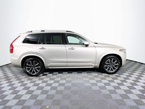 2016 Volvo XC90 T6 Momentum
