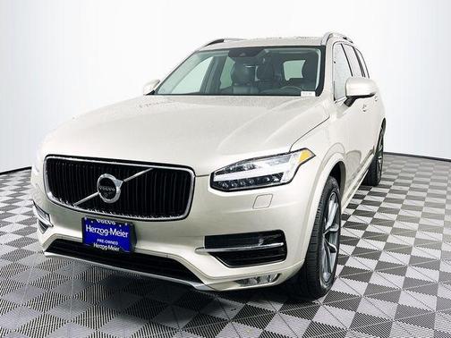 2016 Volvo XC90 T6 Momentum