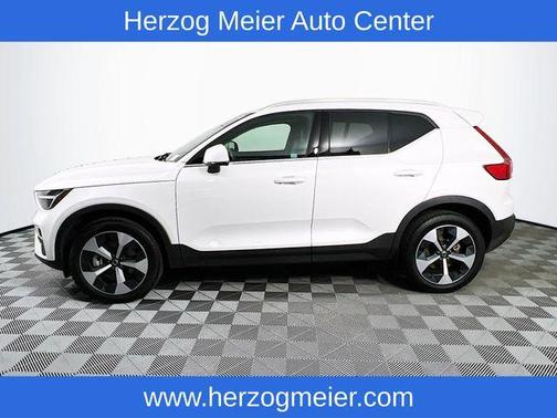 2025 Volvo XC40 B5 Core Bright Theme