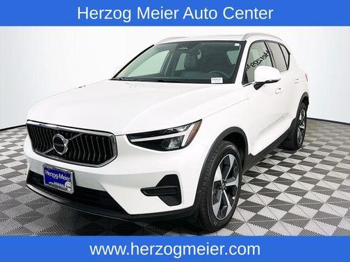 2025 Volvo XC40 B5 Core Bright Theme