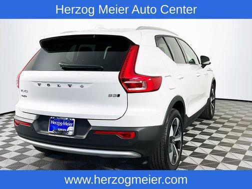 2025 Volvo XC40 B5 Core Bright Theme