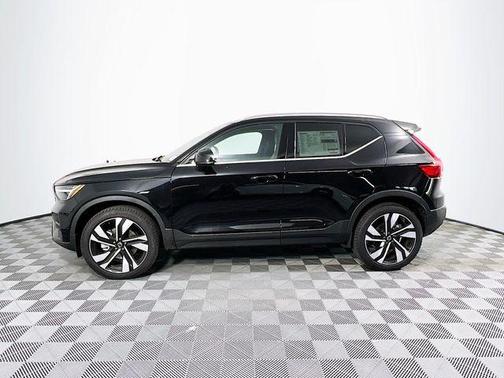 2024 Volvo XC40 B5 Plus Bright Theme