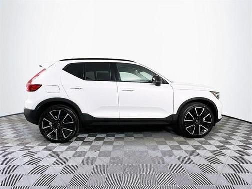 2024 Volvo XC40 B5 Ultimate Dark Theme