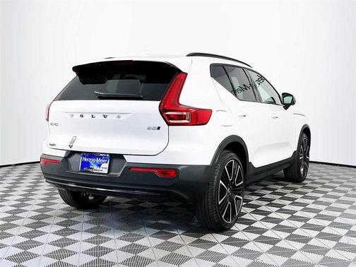 2024 Volvo XC40 B5 Ultimate Dark Theme