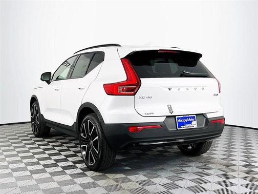 2024 Volvo XC40 B5 Ultimate Dark Theme