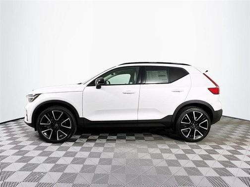 2024 Volvo XC40 B5 Ultimate Dark Theme