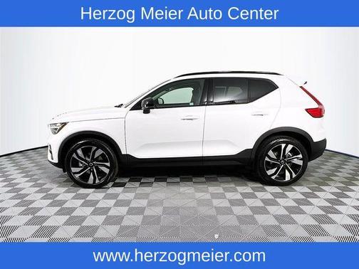 2023 Volvo XC40 B5 Ultimate Dark Theme