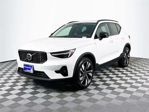 2023 Volvo XC40 B5 Ultimate Dark Theme