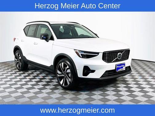 2023 Volvo XC40 B5 Ultimate Dark Theme