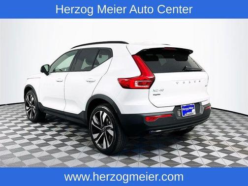 2023 Volvo XC40 B5 Ultimate Dark Theme