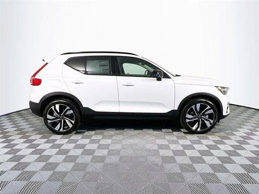 2023 Volvo XC40 B5 Ultimate Dark Theme