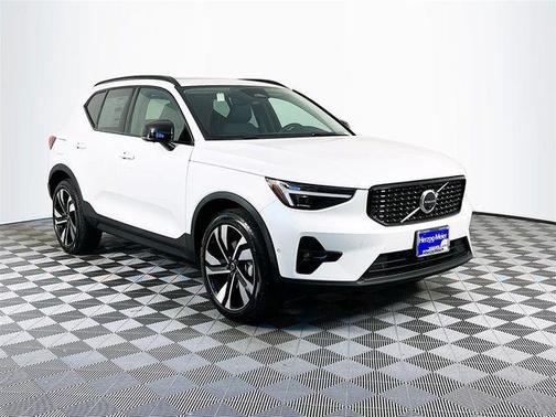 2023 Volvo XC40 B5 Ultimate Dark Theme