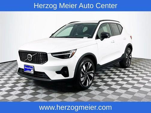 2023 Volvo XC40 B5 Ultimate Dark Theme