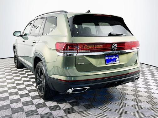 Avocado Green Pearl 2026 Volkswagen Atlas 2.0T SE W/TECHNOLOGY
