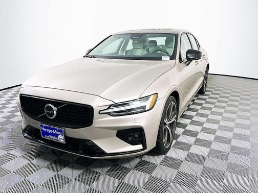 2024 Volvo S60 B5 Core Dark Theme