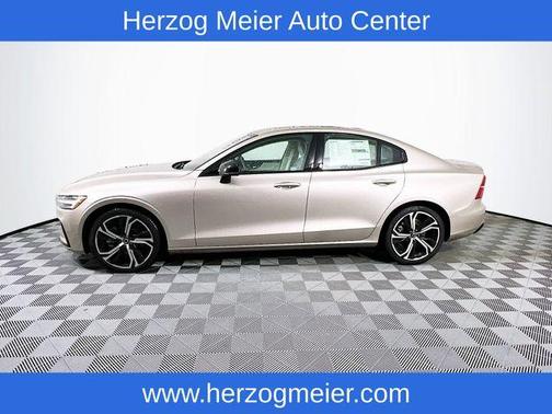 2024 Volvo S60 B5 Core Dark Theme