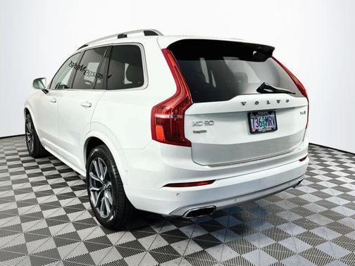 Crystal White 2018 Volvo XC90 T6 Momentum