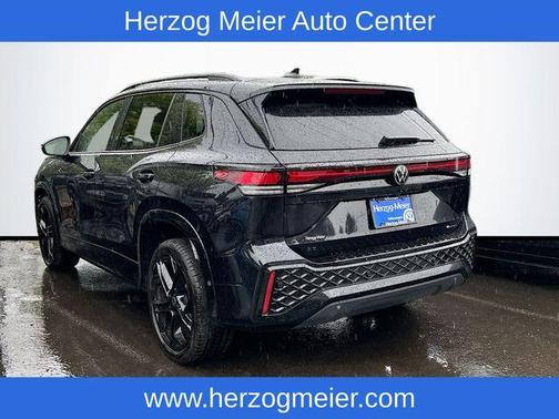 Deep Black Pearl Effect 2025 Volkswagen Tiguan 2.0T SE R-Line Black
