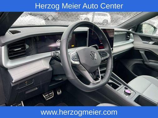 Deep Black Pearl Effect 2025 Volkswagen Tiguan 2.0T SE R-Line Black