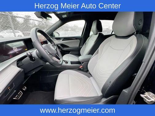 Deep Black Pearl Effect 2025 Volkswagen Tiguan 2.0T SE R-Line Black