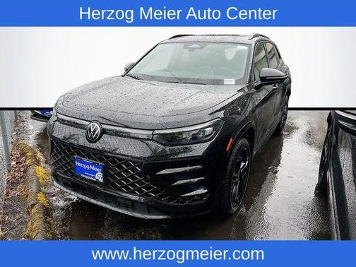 Deep Black Pearl Effect 2025 Volkswagen Tiguan 2.0T SE R-Line Black