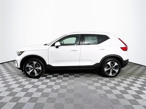 2025 Volvo XC40 B5 Core Bright Theme
