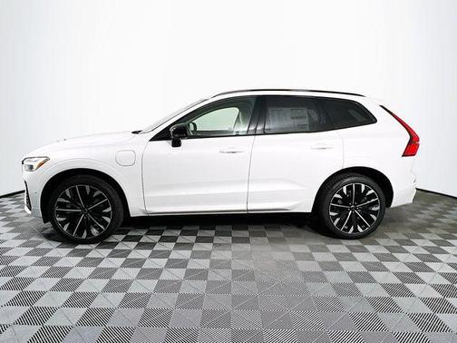 Crystal White Metallic 2026 Volvo XC60 Plug-In Hybrid T8 Ultra