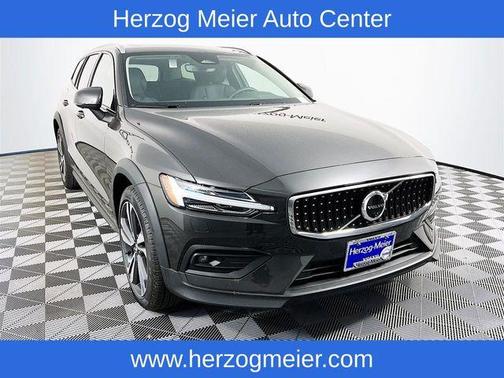 2025 Volvo V60 Cross Country B5 Plus