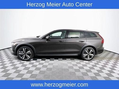 2025 Volvo V60 Cross Country B5 Plus