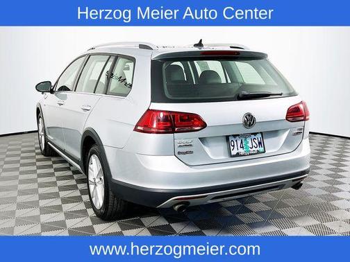 Reflex Silver Metallic 2017 Volkswagen Golf Alltrack TSI SE