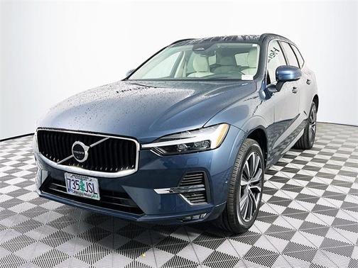 2022 Volvo XC60 B5 Momentum