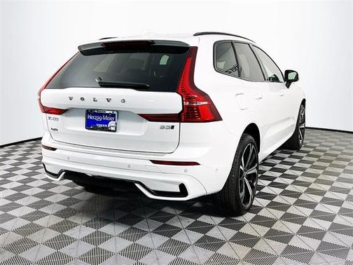 2025 Volvo XC60 B5 Ultra