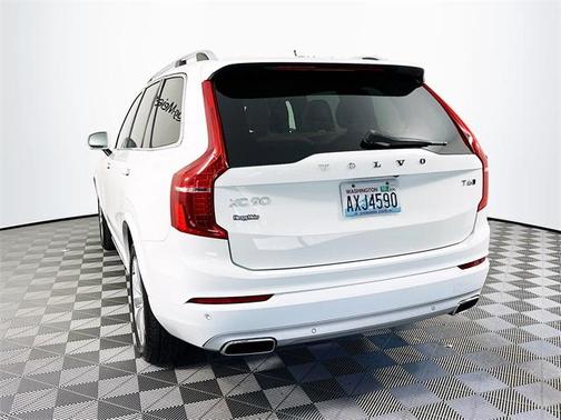 2016 Volvo XC90 T6 Momentum