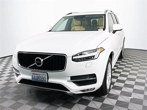 2016 Volvo XC90 T6 Momentum