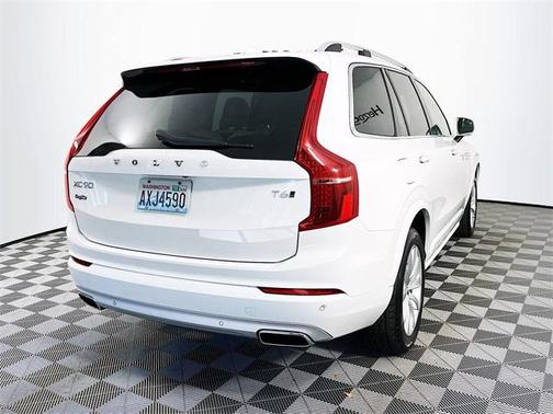 2016 Volvo XC90 T6 Momentum