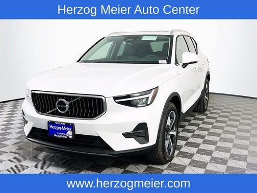 2025 Volvo XC40 B5 Core Bright Theme