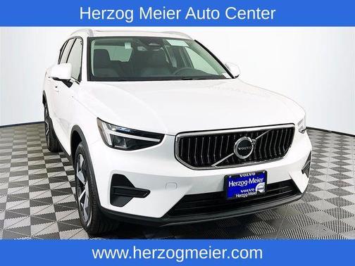 2025 Volvo XC40 B5 Core Bright Theme