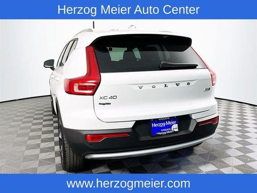 2025 Volvo XC40 B5 Core Bright Theme
