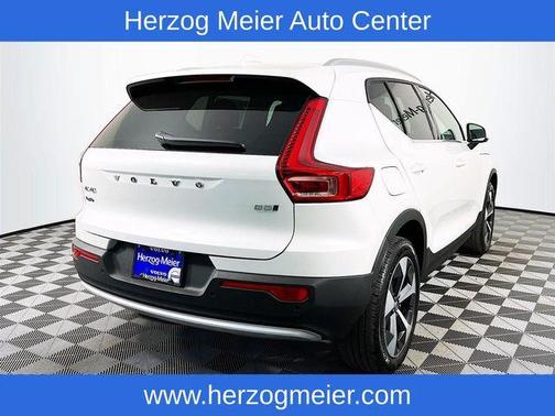 2025 Volvo XC40 B5 Core Bright Theme