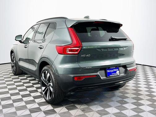 Forest Green 2026 Volvo XC40 B5 Ultra