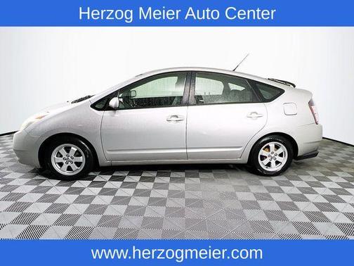 2004 Toyota Prius Base (CVT)