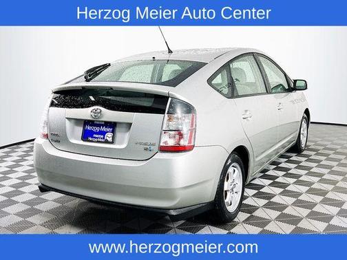 2004 Toyota Prius Base (CVT)