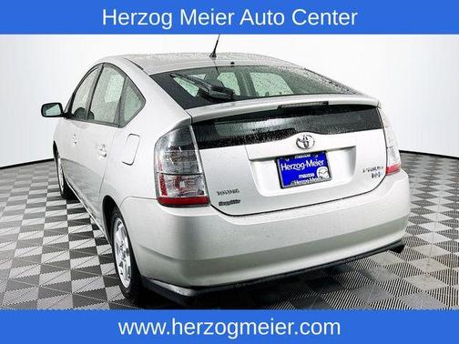 2004 Toyota Prius Base (CVT)