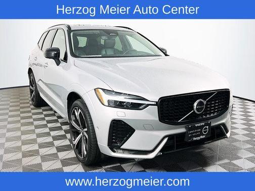 2023 Volvo XC60 B5 Ultimate Dark Theme