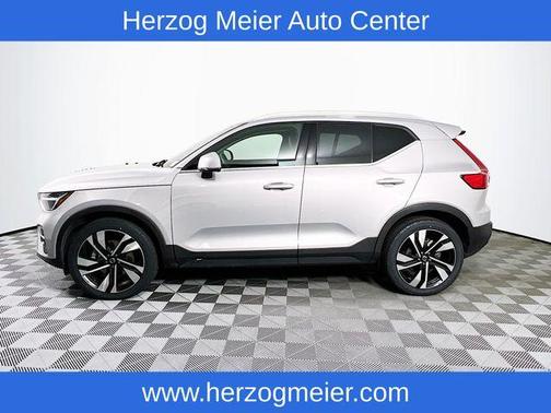 2023 Volvo XC40 B5 Ultimate Bright Theme