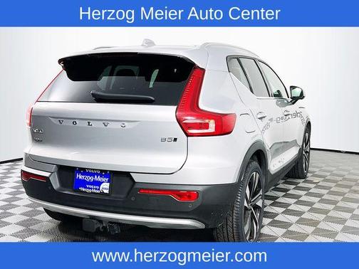 2023 Volvo XC40 B5 Ultimate Bright Theme