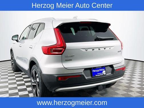 2023 Volvo XC40 B5 Ultimate Bright Theme