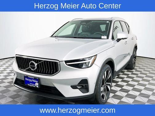 2023 Volvo XC40 B5 Ultimate Bright Theme