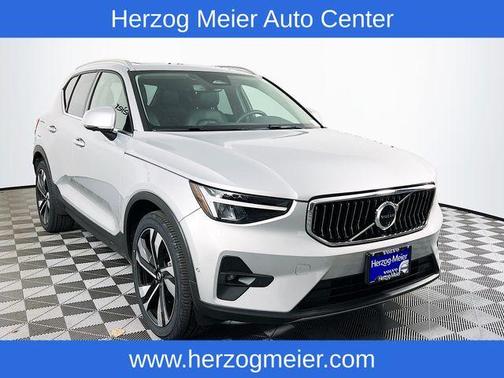 2023 Volvo XC40 B5 Ultimate Bright Theme