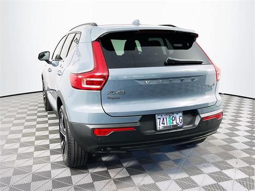 2023 Volvo XC40 B5 Plus Dark Theme